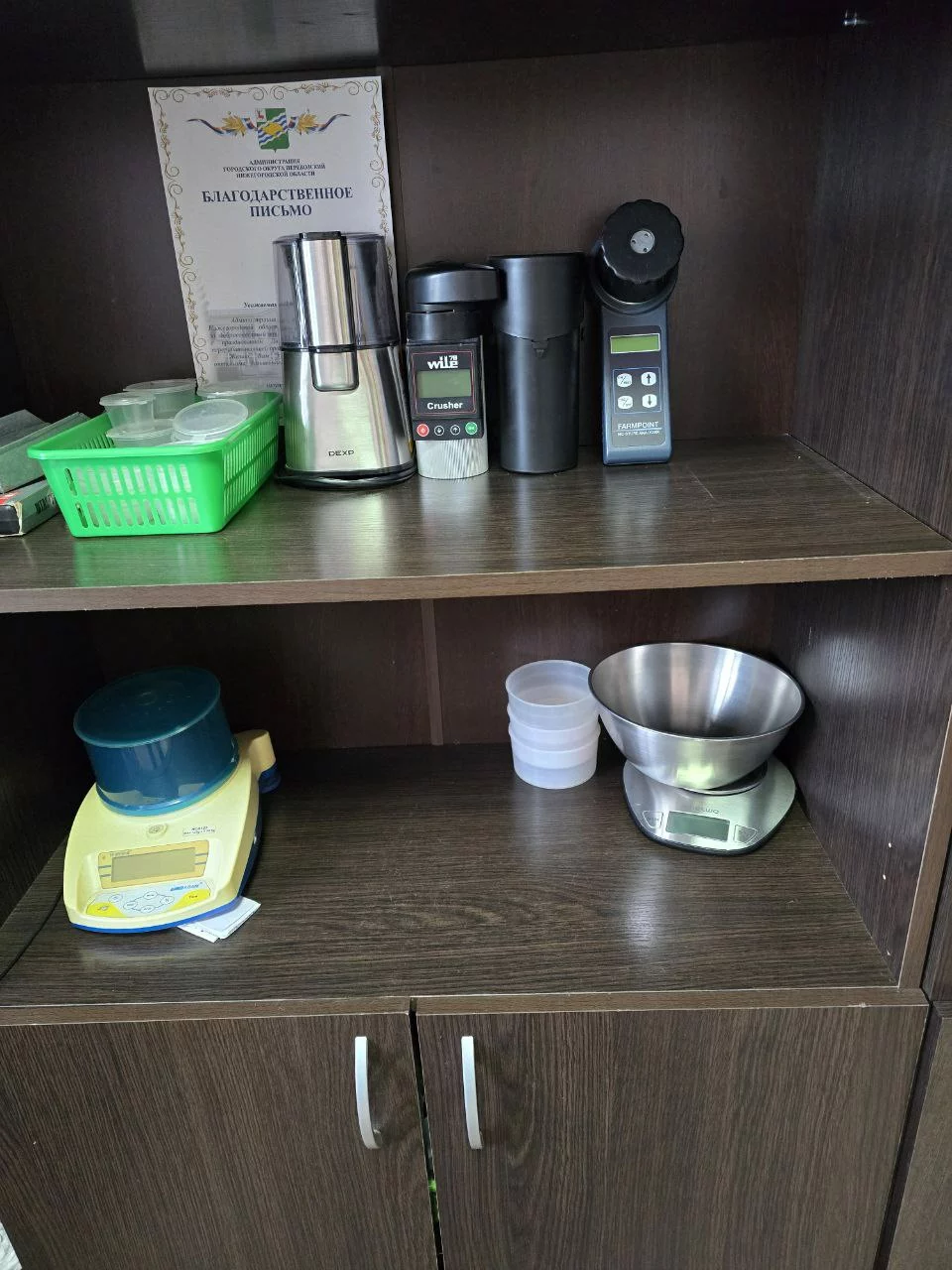 Лабораторное оборудование семенной лаборатории — электронные весы, влагомер Wile Crusher, анализатор влажности Farmpoint